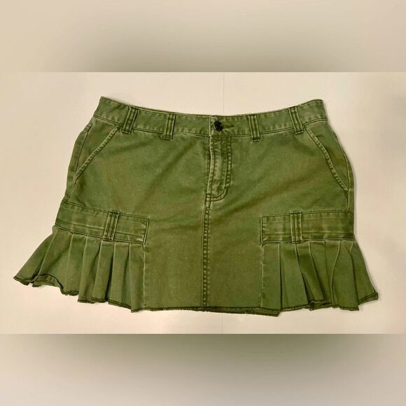 American Eagle Outfitters Dresses & Skirts - American Eagle Mini Skirt Size 6 Olive Green Y2K Pleated Pockets